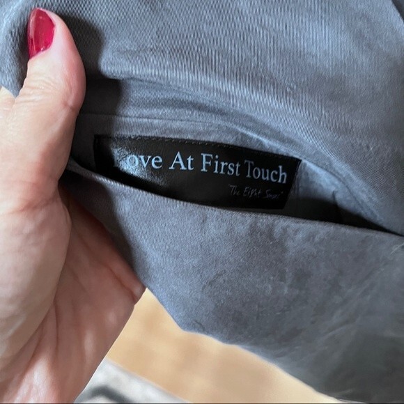 Love at First Touch The Eight Senses Touch Scarf in Grey NWOT - Picture 3 of 10